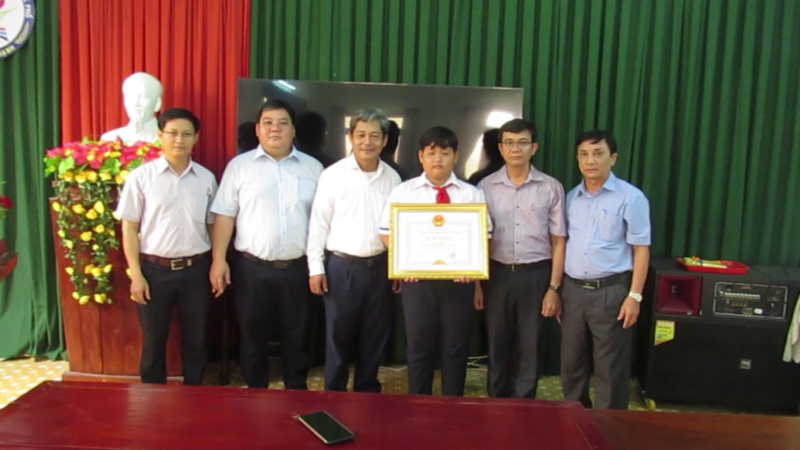 Khen thưởng học sinh cứu 2 người đuối nước