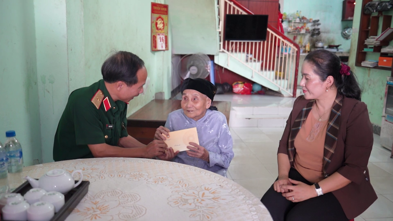 Thăm, tặng qu&agrave; c&aacute;c gia đ&igrave;nh ch&iacute;nh s&aacute;ch