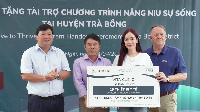Trao thiết bị y tế cho huyện Tr&agrave; Bồng