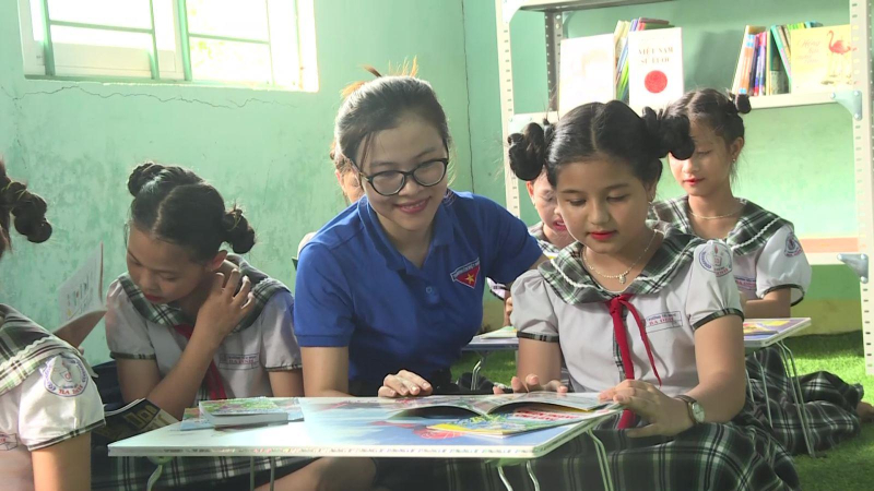 Trao tặng “Tủ sách Đinh Hữu Dư” tại Ba Tơ, Quảng Ngãi