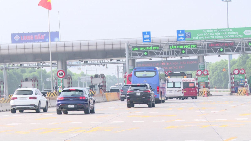 Xóa biển 'cấm dừng xe quá 5 phút' tại trạm thu phí