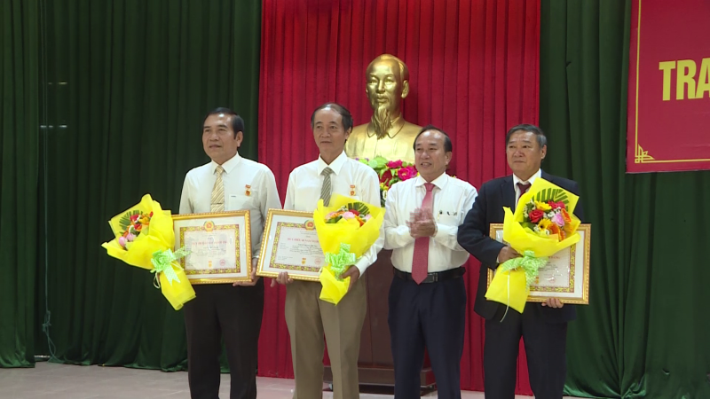 Trao huy hiệu Đảng cho đảng viên