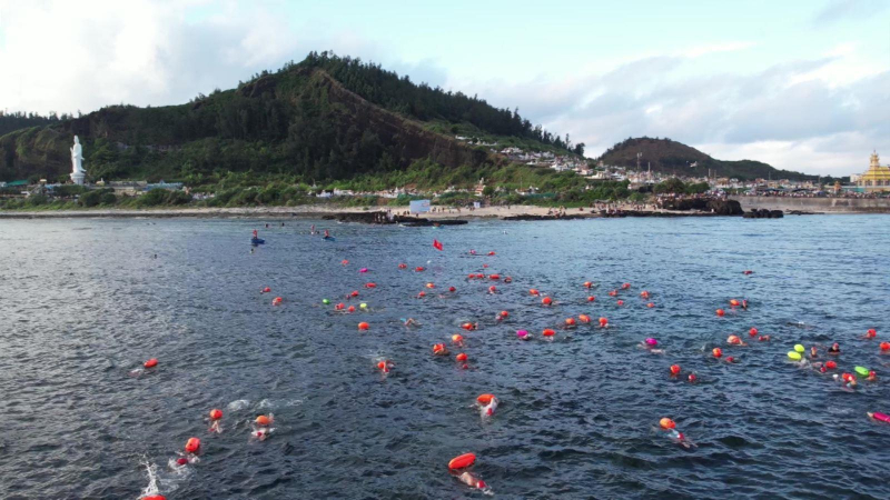 Rợp bóng cờ Tổ quốc đường bơi biển Lý Sơn