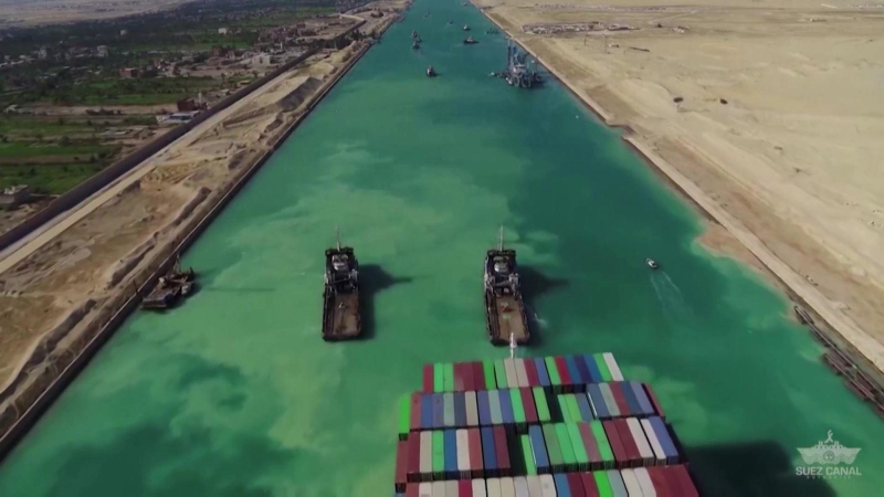 Giao th&ocirc;ng tr&ecirc;n k&ecirc;nh đ&agrave;o Suez được nối lại