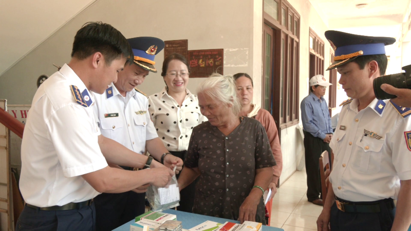 Cảnh sát biển đồng hành với ngư dân Lý Sơn