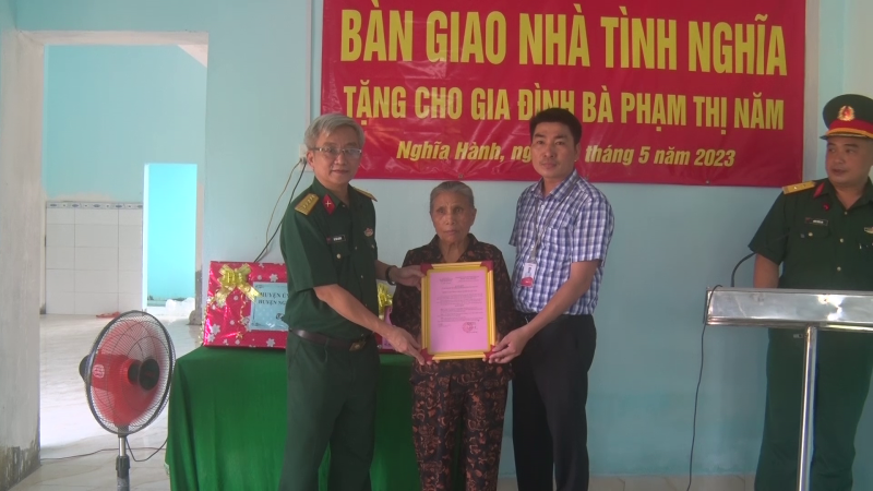 Bàn giao nhà tình nghĩa cho gia đình chính sách