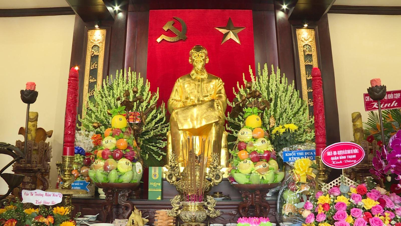 Dâng hương, dâng hoa tưởng nhớ Chủ tịch Hồ Chí Minh