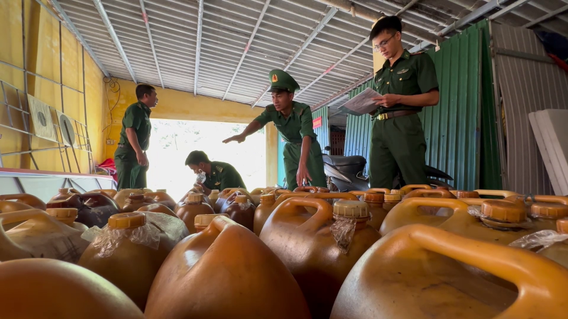 Bắt giữ hơn 1.200 lít dầu DO không rõ nguồn gốc