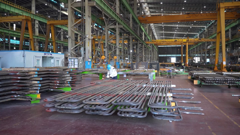 Công nhân, doanh nghiệp thi đua lao động, sản xuất