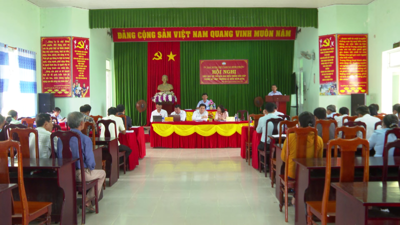 Ph&oacute; Chủ tịch UBND tỉnh Trần Phước Hiền tiếp x&uacute;c cử tri x&atilde; B&igrave;nh Phước, Bình Sơn
