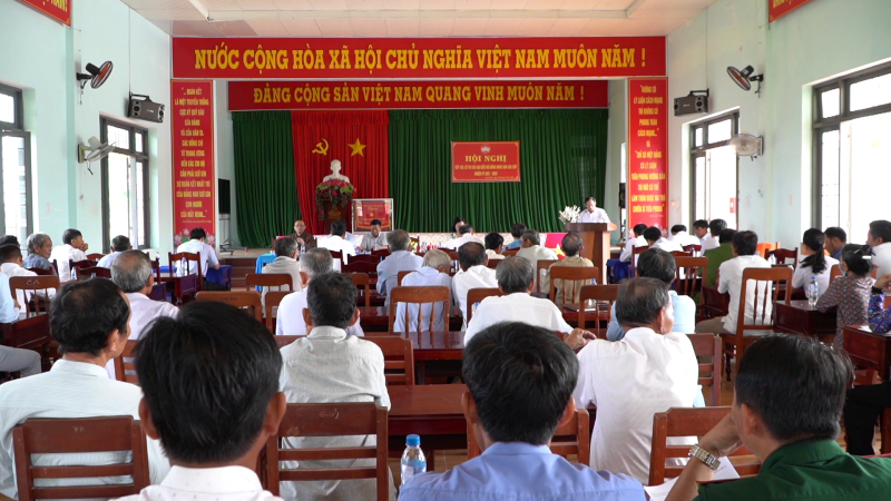 Đại biểu HĐND tỉnh xúc cử tri tại xã Tịnh Bình