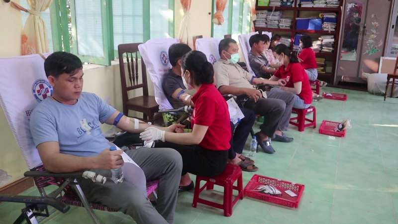 Trà Bồng: gần 800 người tham gia hiến máu tình nguyện