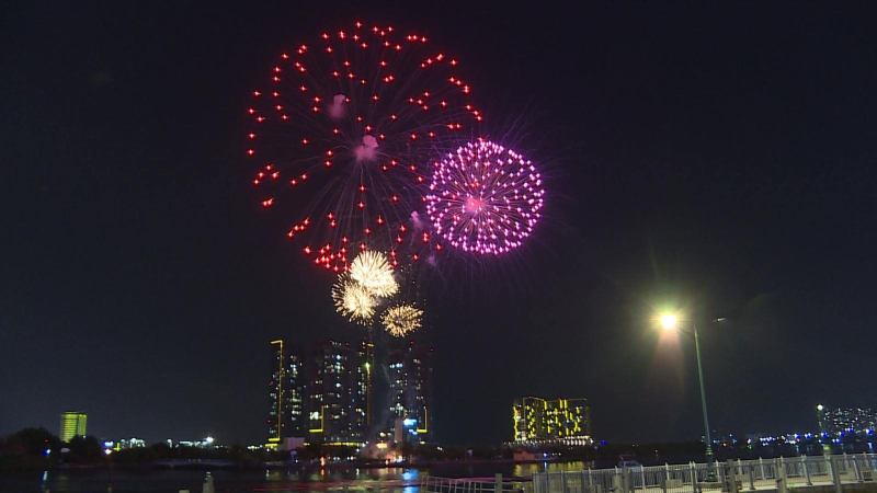 TP.HCM rợp pháo hoa mừng thống nhất đất nước