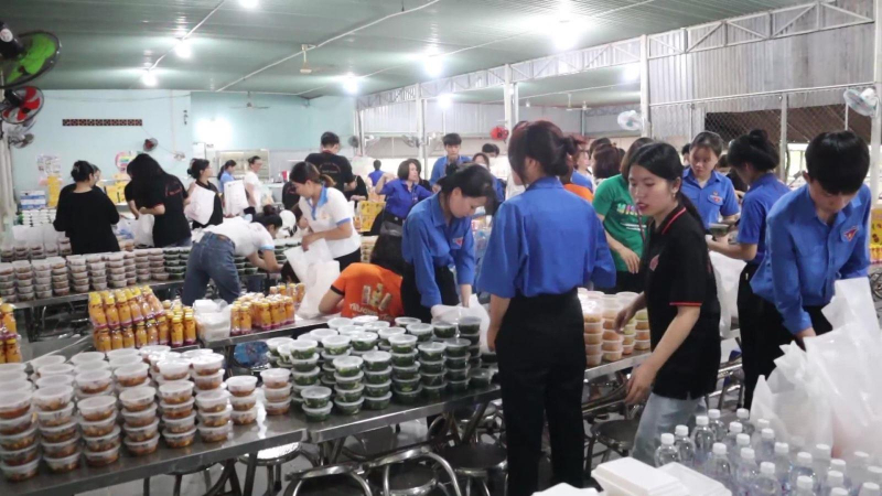 Bình Phước phát cơm miễn phí cho hàng ngàn thí sinh
