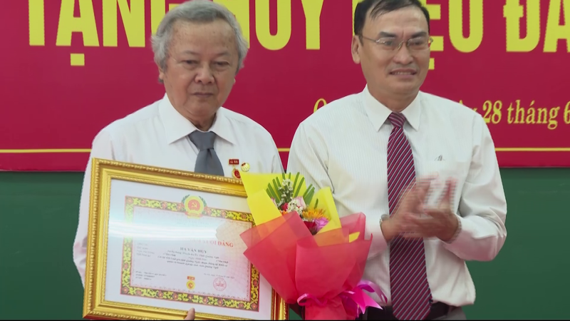 Đảng ủy Khối Cơ quan và Doanh nghiệp tỉnh trao huy hiệu đảng