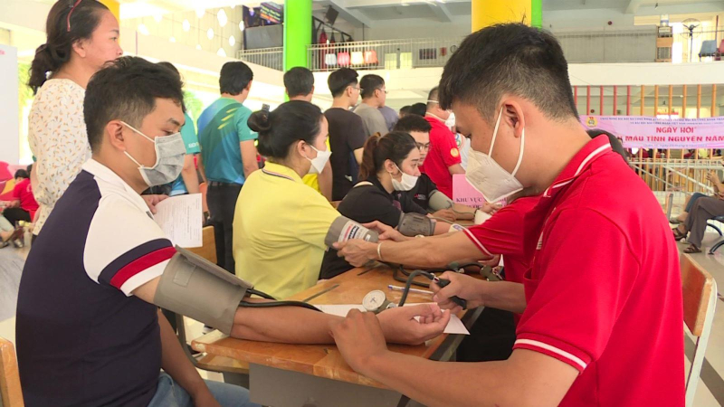 Hơn 1.500 người tham gia H&agrave;nh tr&igrave;nh đỏ tại TP.HCM