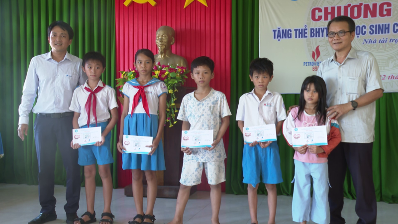 Tặng thẻ bảo hiểm y tế cho học sinh có hoàn cảnh khó khăn