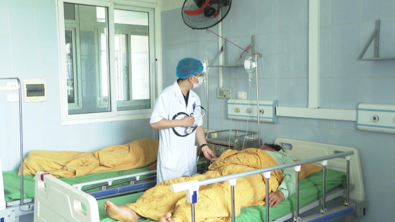 14 người nhập viện nghi ngộ độc nấm hoang