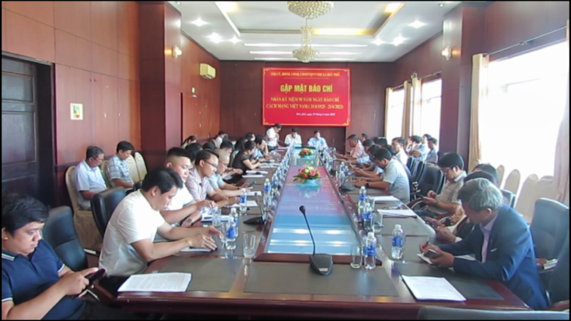 Đức Phổ gặp mặt c&aacute;c cơ quan b&aacute;o ch&iacute;