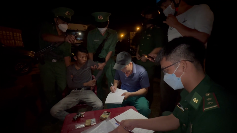 Bắt đối tượng tàng trữ chất cấm