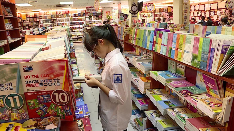 Chính phủ thống nhất giữ giá trần vé máy bay và sách giáo khoa