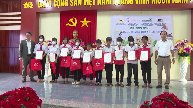 Trưởng Ban Nội chính Tỉnh ủy Lương Kim Sơn tặng quà cho trẻ em huyện Sơn Hà