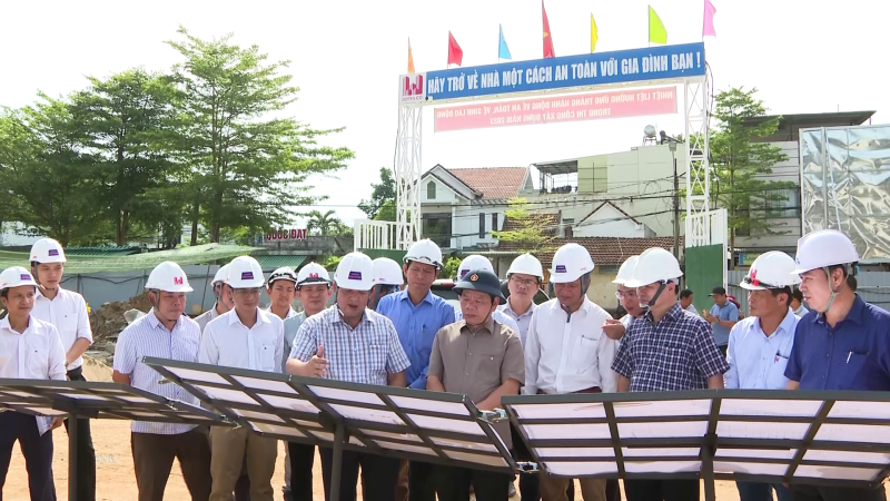 Chủ tịch UBND tỉnh Đặng Văn Minh kiểm tra c&aacute;c dự &aacute;n đầu tư từ ng&acirc;n s&aacute;ch