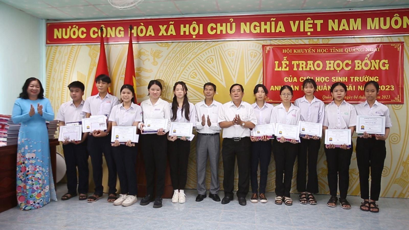 Trao học bổng cho học sinh giỏi tiếng Anh