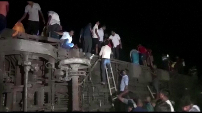 Tai nạn đường sắt nghiêm trọng ở Ấn Độ, gần 1.000 người thương vong