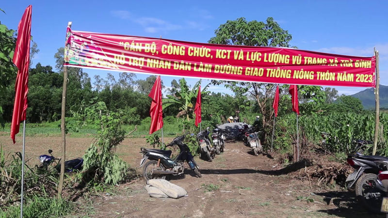 Ra qu&acirc;n l&agrave;m đường giao th&ocirc;ng n&ocirc;ng th&ocirc;n