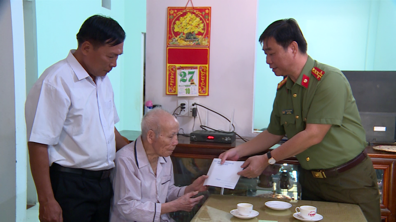 Giám đốc Công an tỉnh Phan Công Bình thăm, tặng quà cho người có công