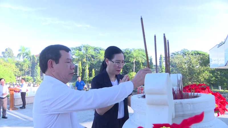 Viếng Nghĩa trang liệt sỹ tỉnh nh&acirc;n kỷ niệm 76 năm Ng&agrave;y Thương binh liệt sỹ