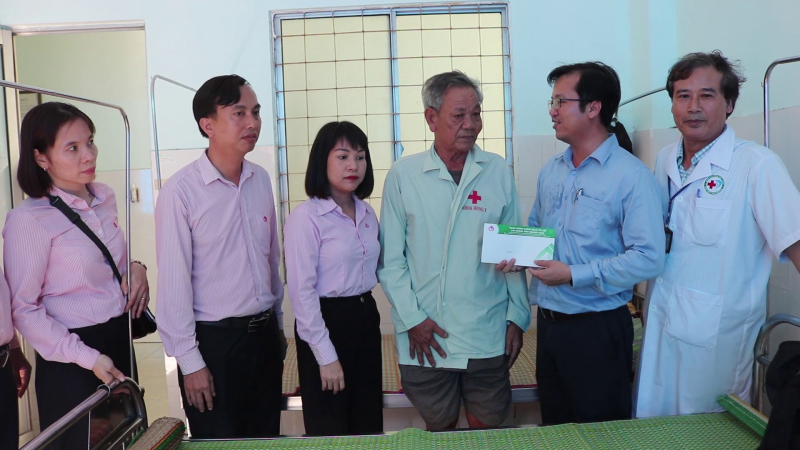 Ngân hàng chính sách xã hội thăm, tặng quà người có công