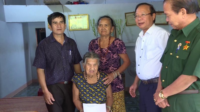 Trưởng Ban Nội chính Tỉnh ủy Lương Kim Sơn thăm gia đình chính sách tại huyện Sơn Hà