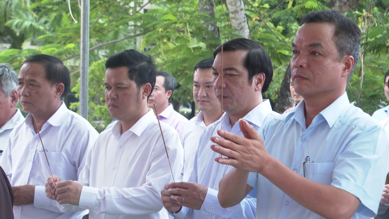 Trưởng Ban Tuy&ecirc;n gi&aacute;o tỉnh ủy Đặng Ngọc Dũng dự l&ecirc;̃ tưởng ni&ecirc;̣m c&aacute;c anh h&ugrave;ng li&ecirc;̣t sĩ tại huy&ecirc;̣n Nghĩa