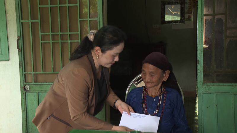 Phó Bí thư Tỉnh ủy Đinh Thị Hồng Minh thăm gia đình chính sách ở huyện Ba Tơ