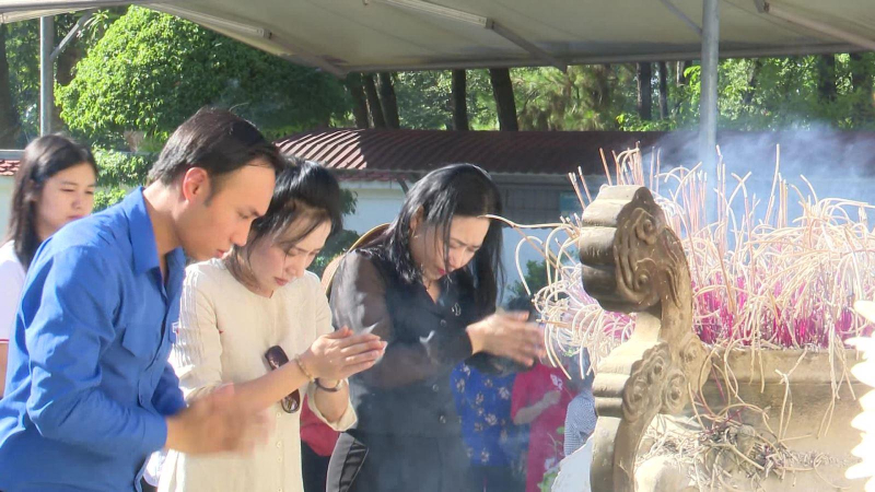 Tuổi trẻ kiều bào Việt Nam về dâng hương tại Ngã ba Đồng Lộc