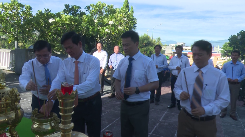 Lãnh đạo Thành phố Quảng Ngãi viếng nghĩa trang liệt sĩ