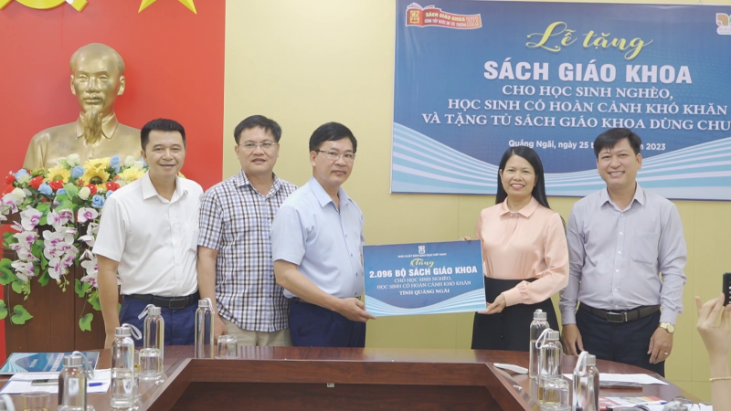 Trao 2.096 bộ sách giáo khoa tiếp sức đến trường