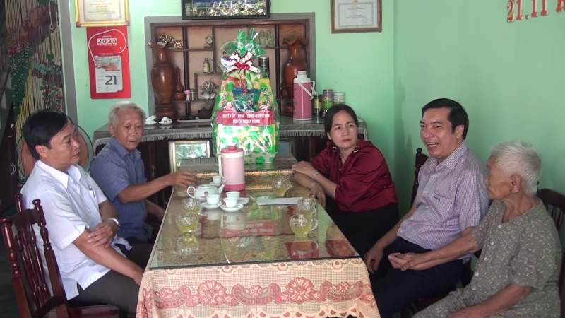 Nghĩa Hành thăm, tặng quà cho người có công