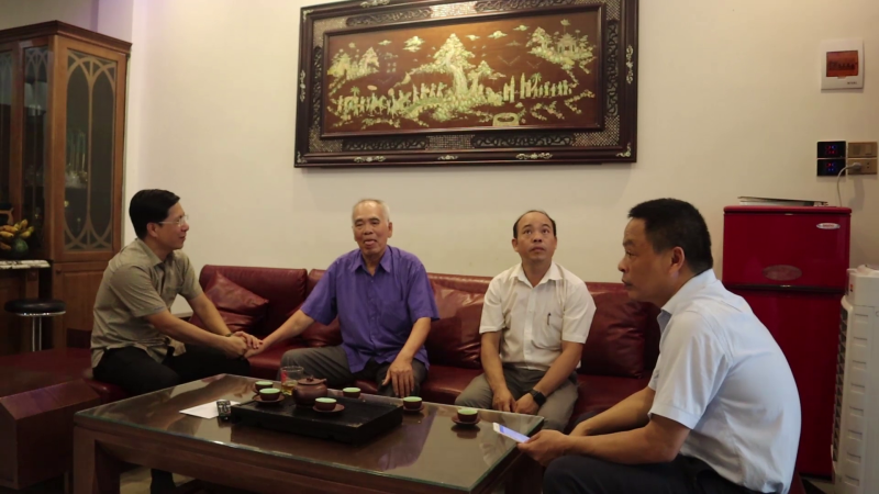 Trà Bồng thăm, tặng quà người có công