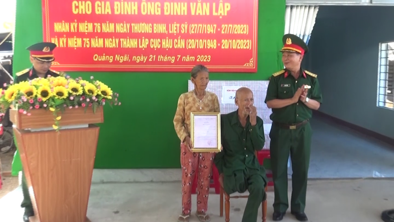 Bàn giao nhà tình nghĩa cho người có công cách mạng