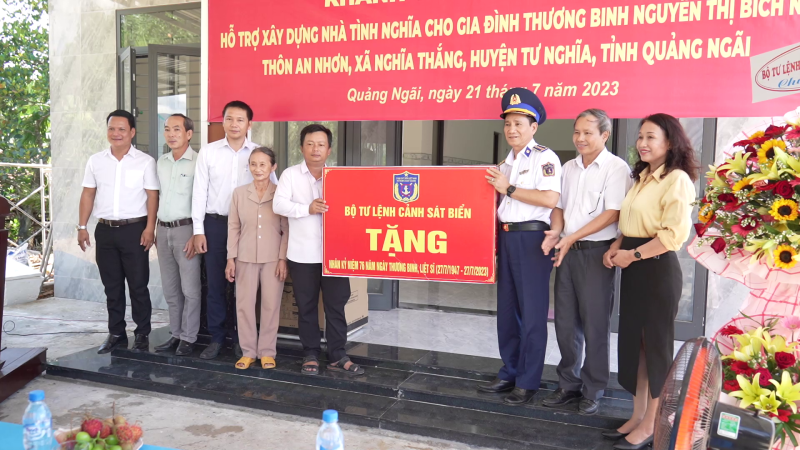 Vùng cảnh sát biển 2 bàn giao nhà tình nghĩa