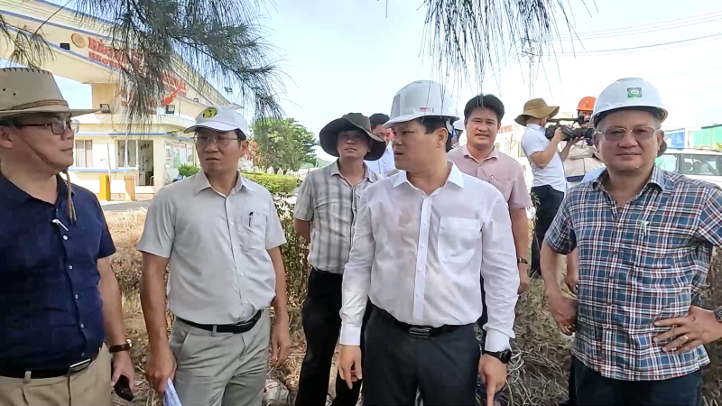 Phó Chủ tịch UBND tỉnh Trần Phước Hiền kiểm tra, khắc phục ngập úng ở Bình Sơn