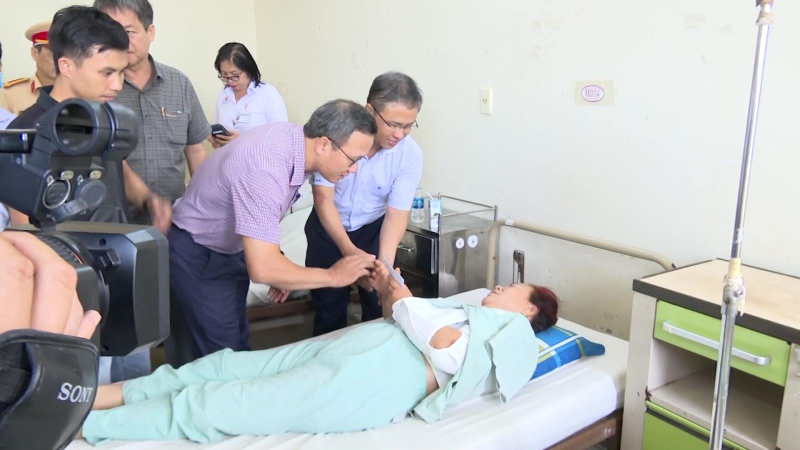 Thăm hỏi nạn nhân vụ tai nạn thảm khốc trên đèo Khánh Lê