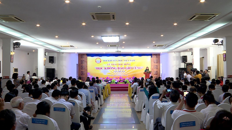 Trao học bổng “Học không bao giờ cùng” khu vực miền Trung – Tây nguyên