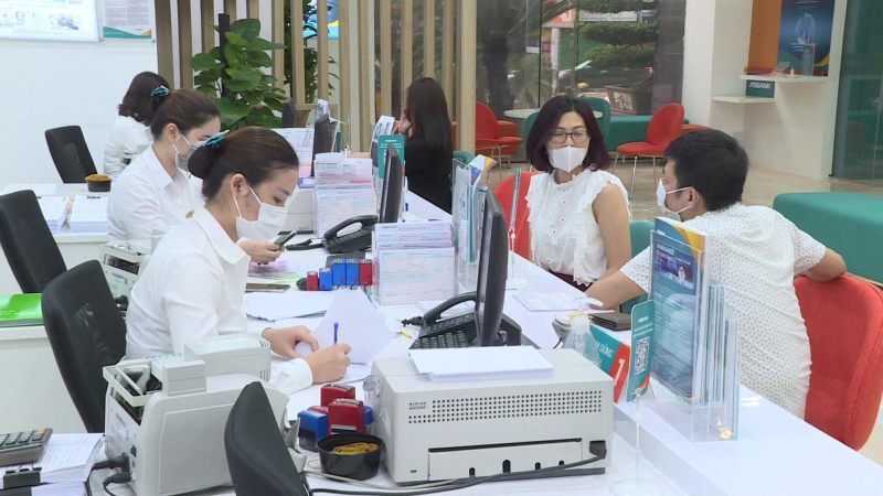 Người dân gửi tiền vào ngân hàng tăng kỷ lục