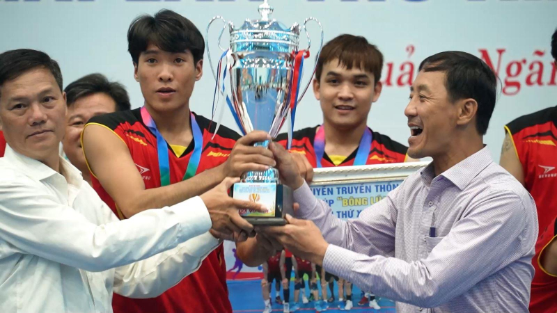 Đội bóng chuyền Nông dân huyện Bình Sơn giành chức vô địch cúp “Bông lúa vàng”.