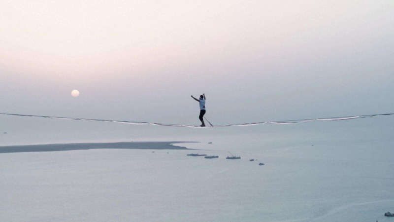 Kỷ lục đi thăng bằng tr&ecirc;n d&acirc;y giữa t&ograve;a nh&agrave; d&agrave;i nhất thế giới