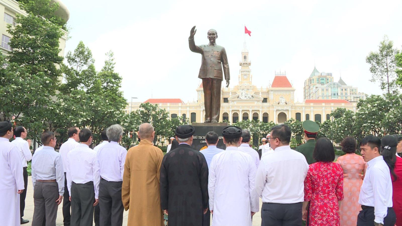 Dâng hương, dâng hoa tưởng niệm Chủ tịch Hồ Chí Minh và Chủ tịch Tôn Đức Thắng